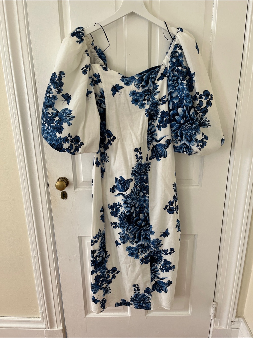 H & M Mama Maternity Whitr and Blue Floral Puff-Sleeve Midi Dress